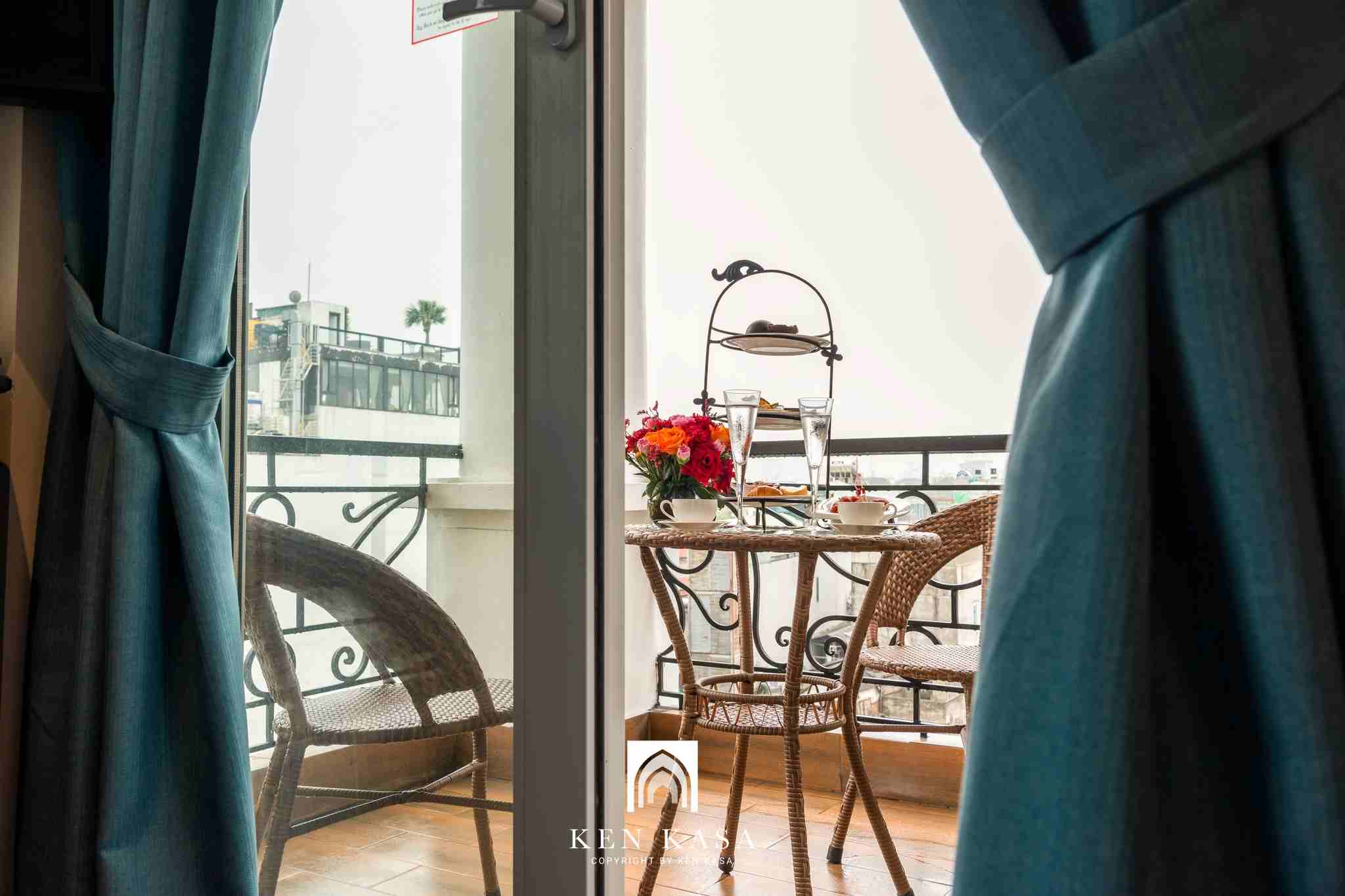 Hanoi Tirant Hotel thiết kế cửa k&iacute;nh cao s&aacute;t trần